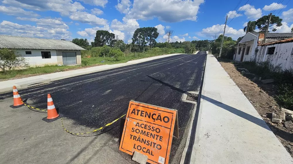 Mais ruas de Rio Negro recebem asfalto